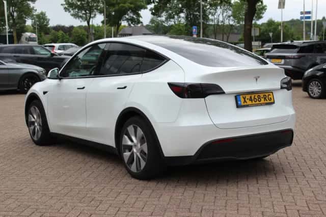 Tesla Model Y (2024) thumbnail 3