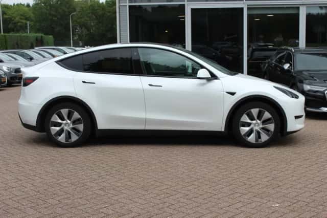 Tesla Model Y (2024) thumbnail 5