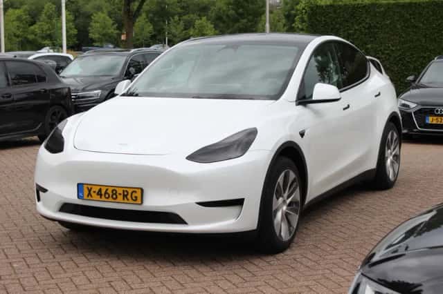Tesla Model Y (2024) thumbnail 6