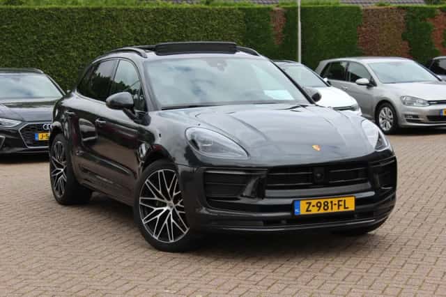 Porsche Macan (2023) thumbnail 1
