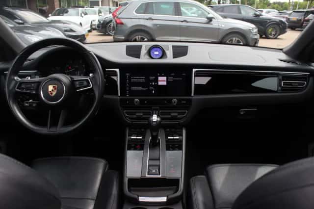 Porsche Macan (2023) thumbnail 2