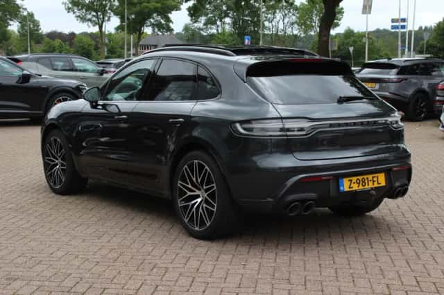 Porsche Macan (2023) thumbnail 3