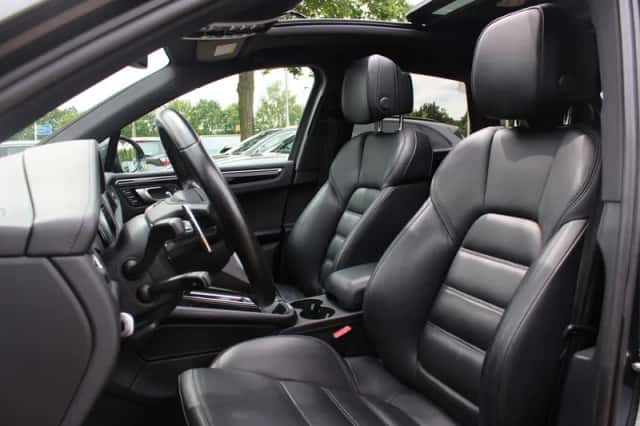 Porsche Macan (2023) thumbnail 4