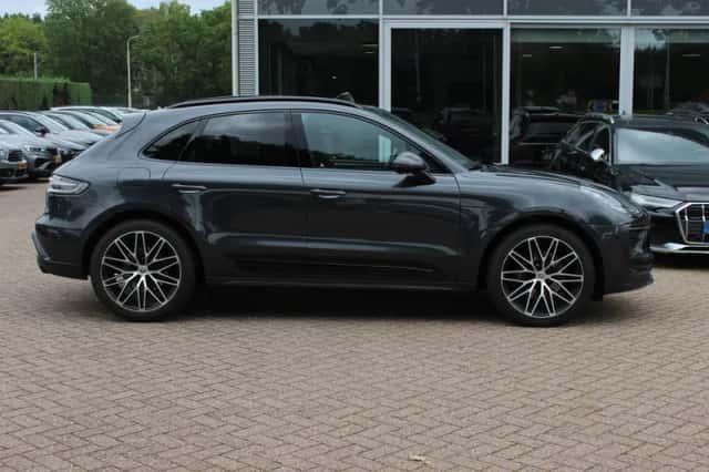 Porsche Macan (2023) thumbnail 5