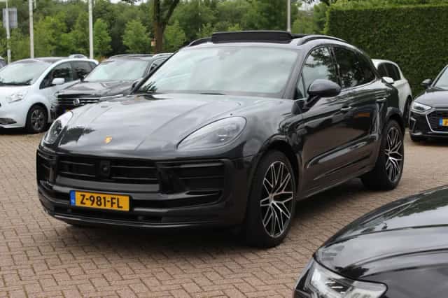 Porsche Macan (2023) thumbnail 6