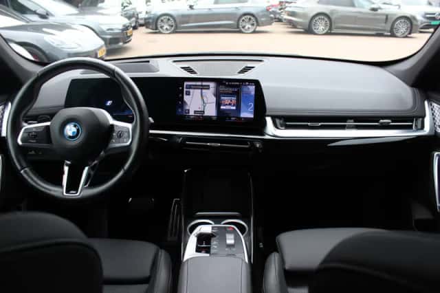 BMW iX1 (2023) thumbnail 3