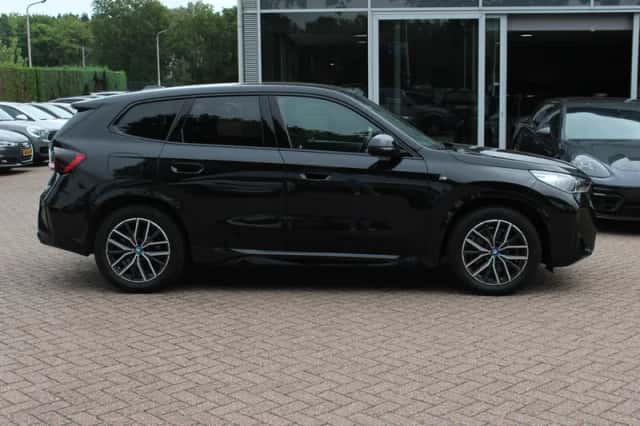 BMW iX1 (2023) thumbnail 6