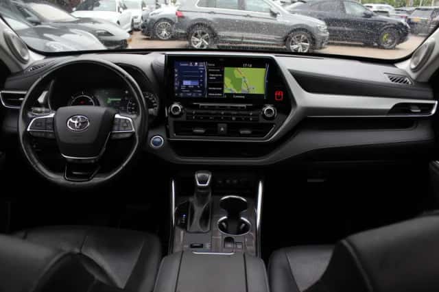 Toyota Highlander (2021) thumbnail 2