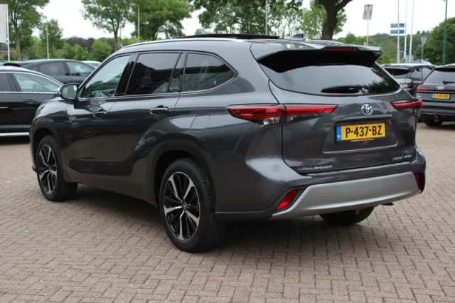 Toyota Highlander (2021) thumbnail 3