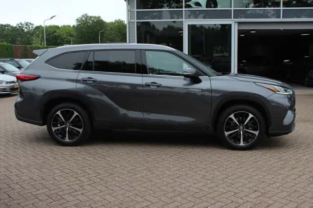 Toyota Highlander (2021) thumbnail 4