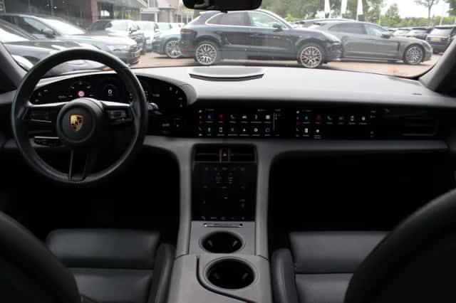 Porsche Taycan (2020) thumbnail 3