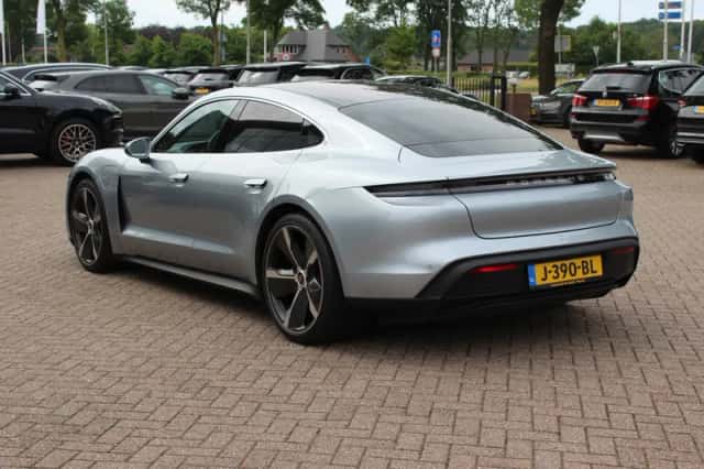 Porsche Taycan (2020) thumbnail 4