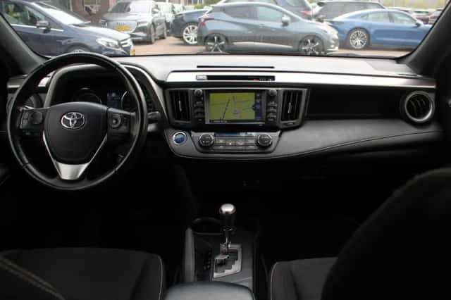 Toyota RAV4 (2016) thumbnail 2