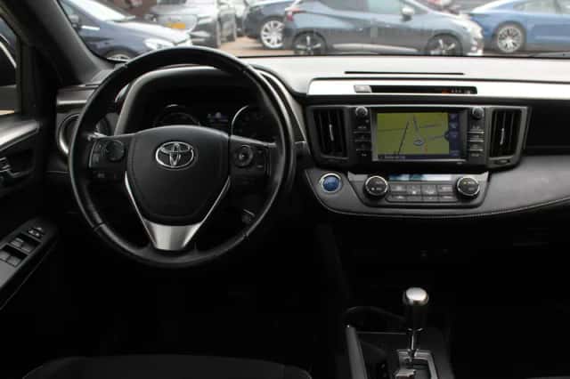 Toyota RAV4 (2016) thumbnail 3