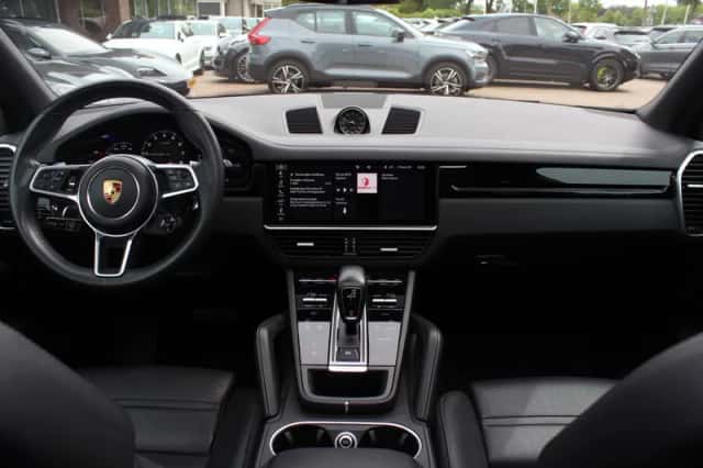 Porsche Cayenne (2021) thumbnail 2