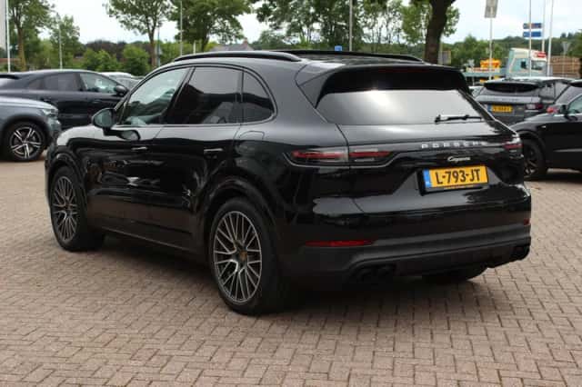 Porsche Cayenne (2021) thumbnail 3