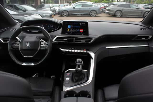 Peugeot 3008 (2017) thumbnail 2