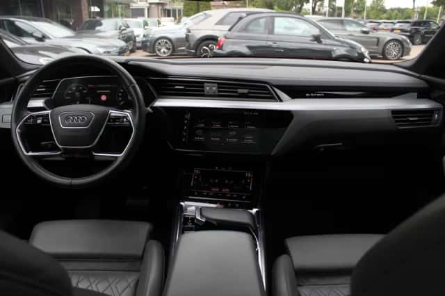 Audi e-tron (2020) thumbnail 2