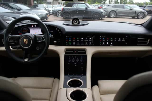 Porsche Taycan (2020) thumbnail 3