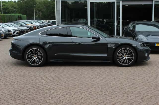 Porsche Taycan (2020) thumbnail 6