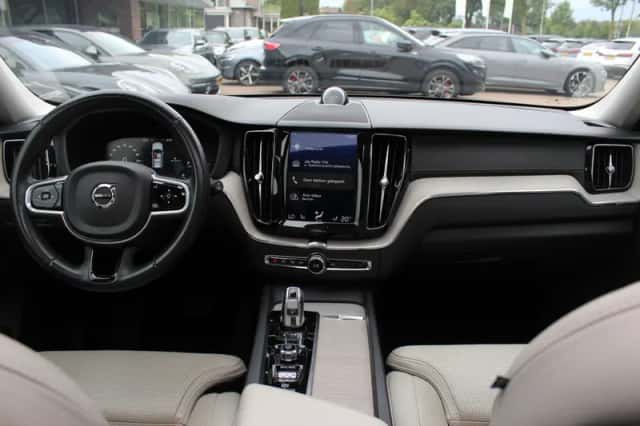 Volvo XC60 (2018) thumbnail 2