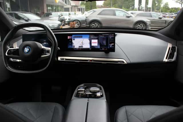 BMW iX (2021) thumbnail 3