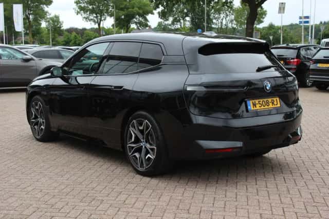 BMW iX (2021) thumbnail 4