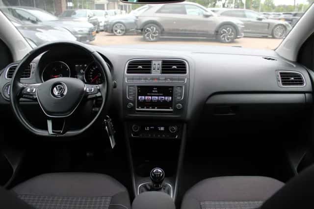 Volkswagen Polo (2015) thumbnail 2