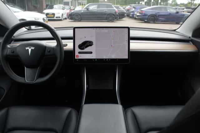 Tesla Model 3 (2020) thumbnail 2