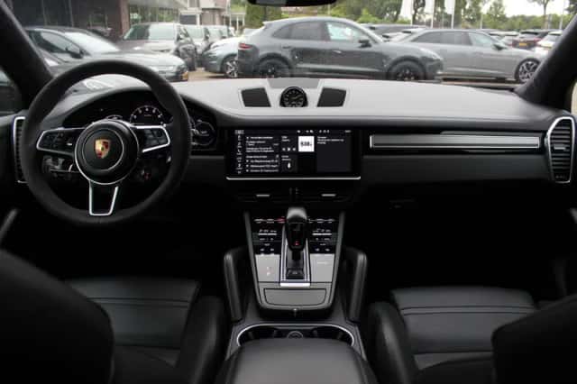 Porsche Cayenne (2020) thumbnail 2