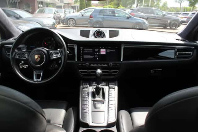 Porsche Macan (2020) thumbnail 2