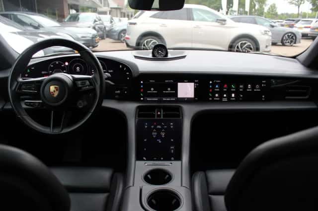 Porsche Taycan (2022) thumbnail 3