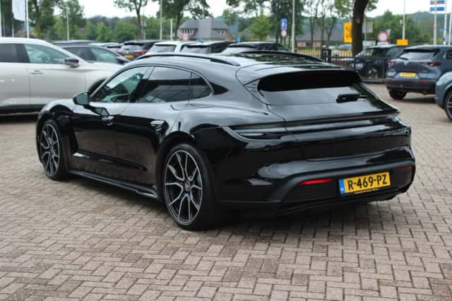 Porsche Taycan (2022) thumbnail 4