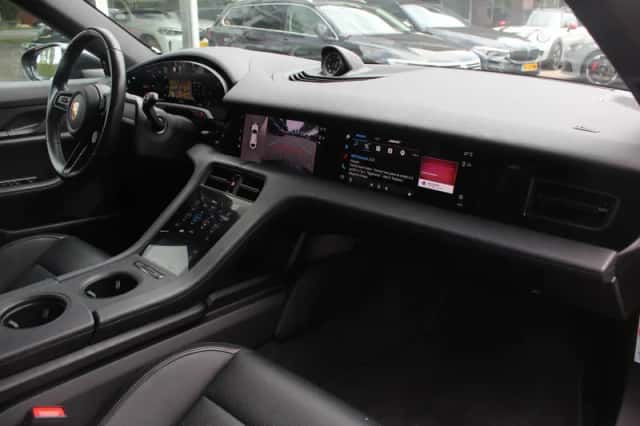 Porsche Taycan (2022) thumbnail 6