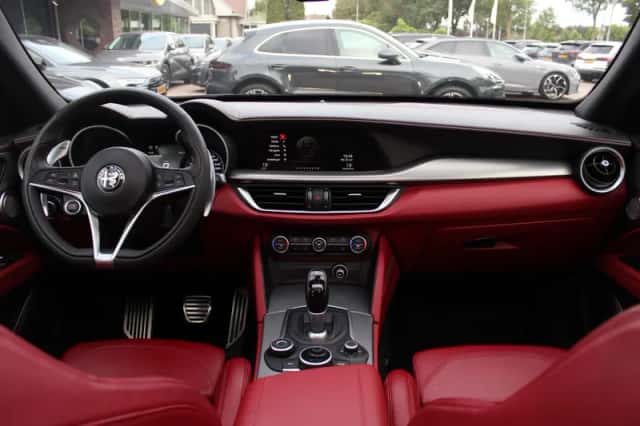 Alfa Romeo Stelvio (2019) thumbnail 2