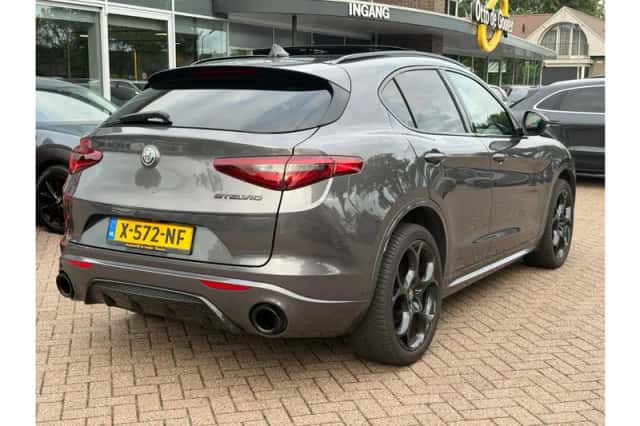 Alfa Romeo Stelvio (2019) thumbnail 3