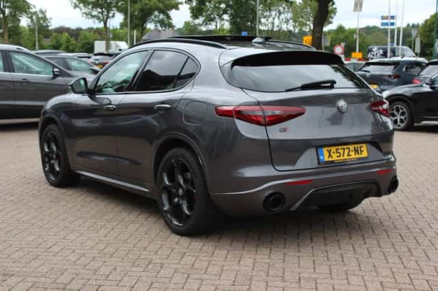 Alfa Romeo Stelvio (2019) thumbnail 3