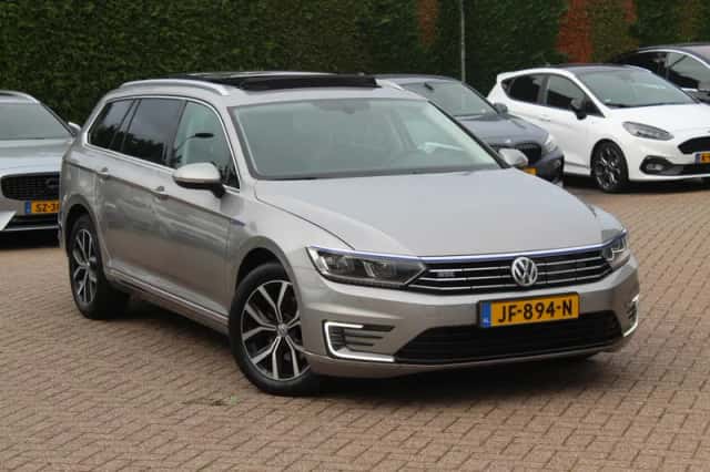 Volkswagen Passat (2015) thumbnail 1