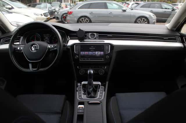 Volkswagen Passat (2015) thumbnail 2