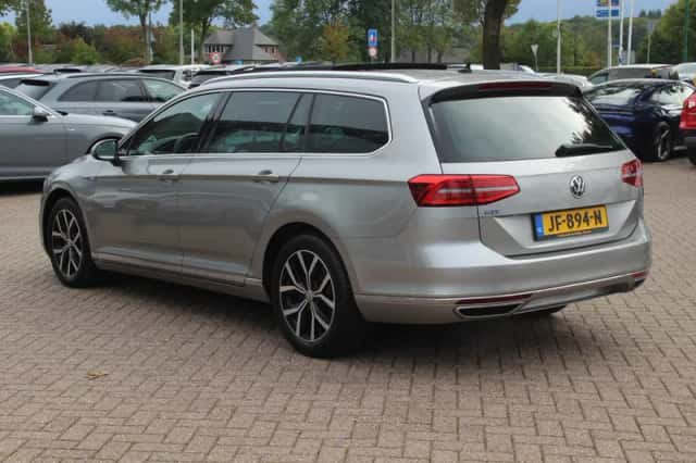 Volkswagen Passat (2015) thumbnail 3