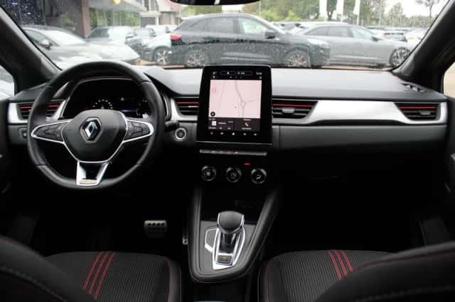 Renault Captur (2023) thumbnail 2