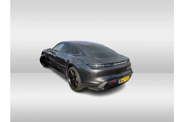 Porsche Taycan (2021) thumbnail 2