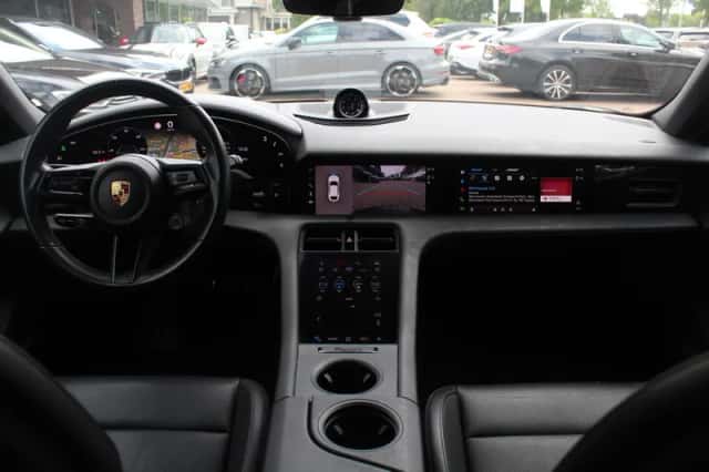 Porsche Taycan (2021) thumbnail 3