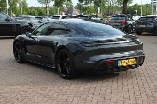 Porsche Taycan (2021) thumbnail 4