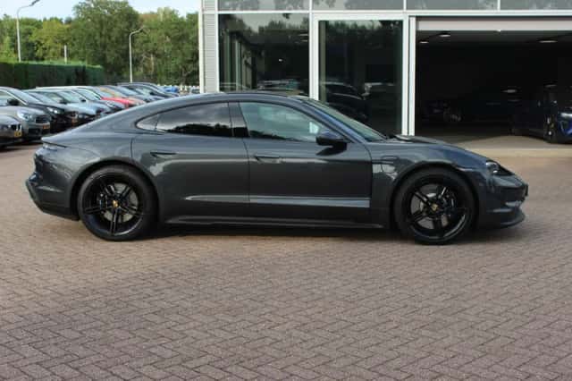 Porsche Taycan (2021) thumbnail 6
