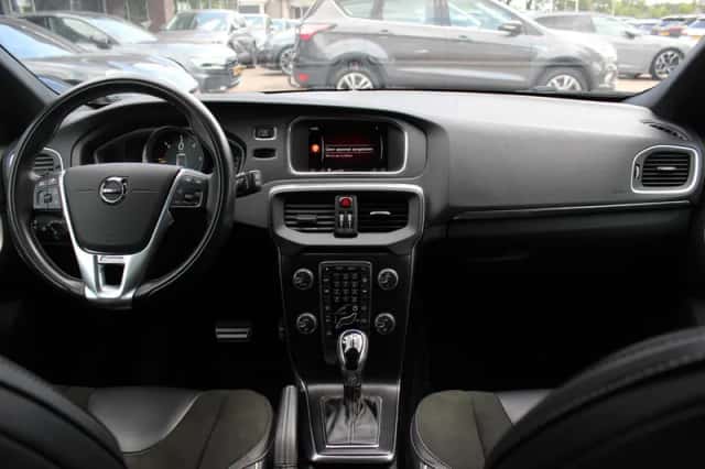 Volvo V40 (2017) thumbnail 2
