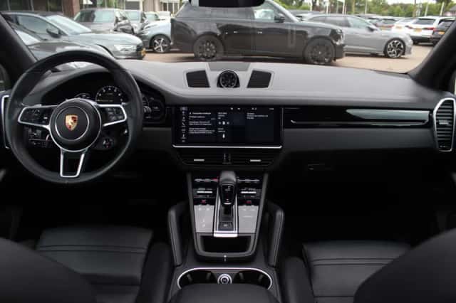 Porsche Cayenne (2019) thumbnail 2
