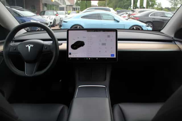 Tesla Model Y (2021) thumbnail 2
