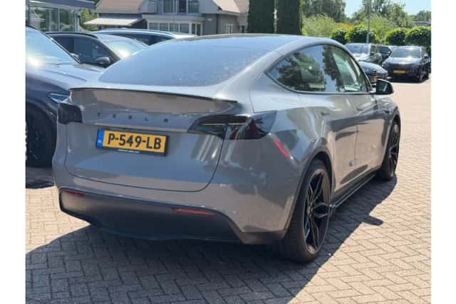 Tesla Model Y (2021) thumbnail 3