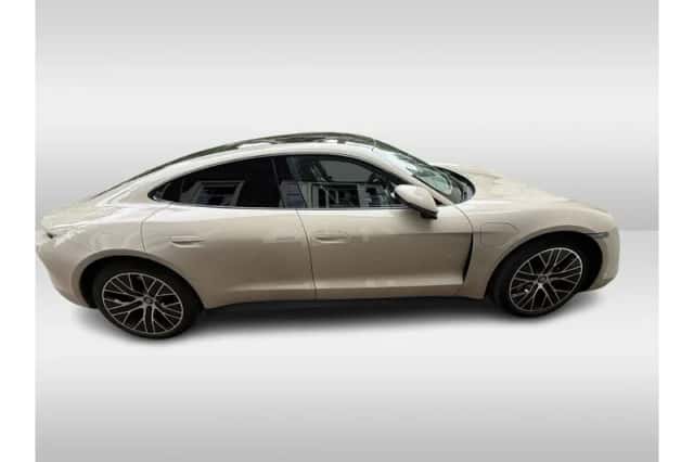 Porsche Taycan (2021) thumbnail 3